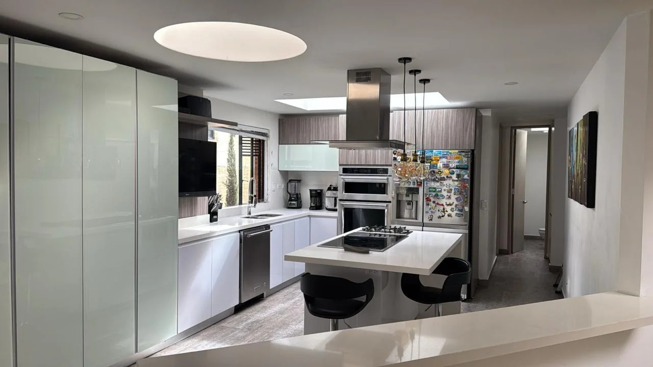 Cocina abierta con isla central en un apartamento usado