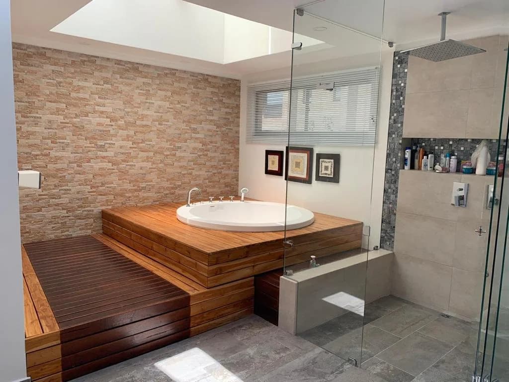 Baño principal con tina y acabados en madera